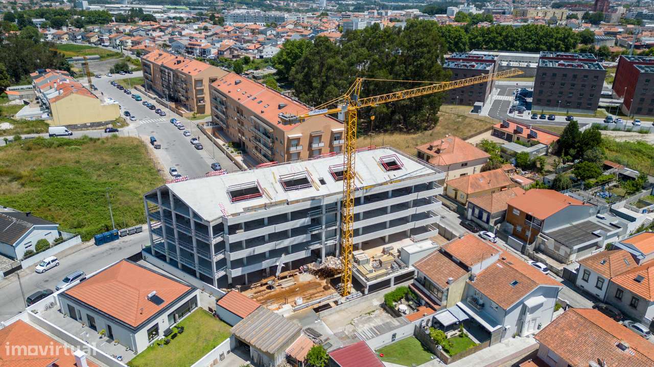 T2 | Novo | Varanda | Último Piso | Lugar de Garagem | Arrumos-0