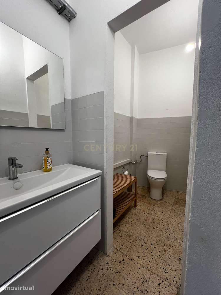 Armazém Amplo em Sacavém-9