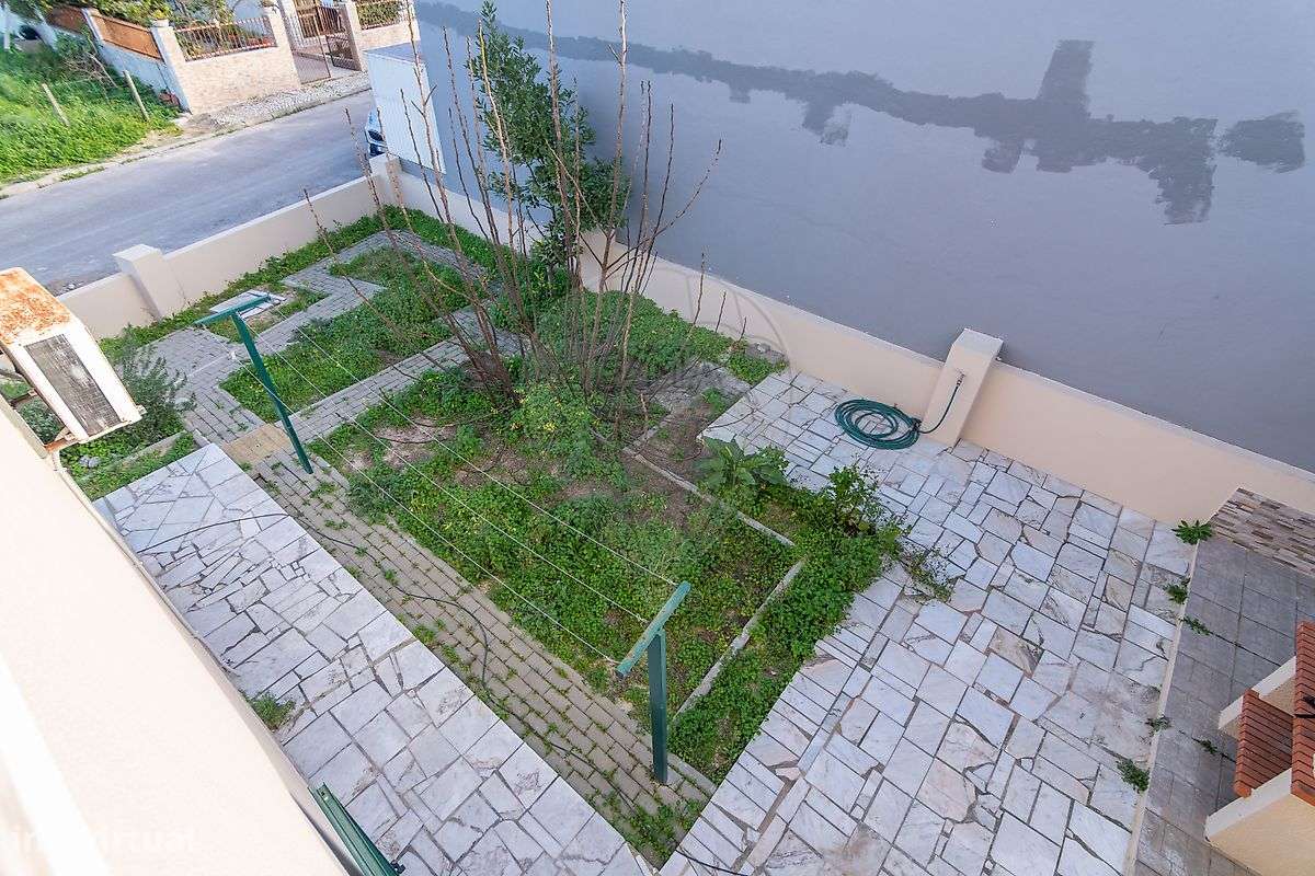 Moradia isolada T2+2 para venda na Quinta do Conde-39