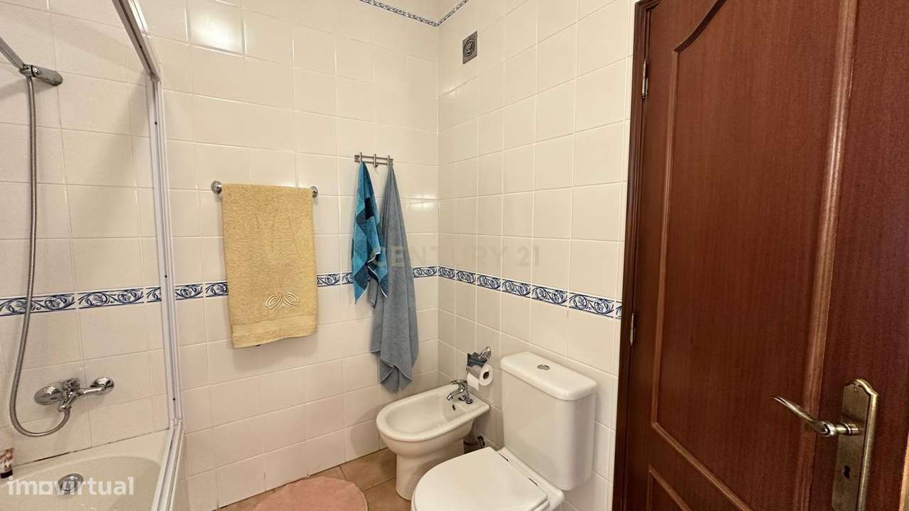 MORADIA  T4 BASTANTE ATRATIVA , ESPAÇOSA E COM MUITA LUZ NATURAL EM A-13