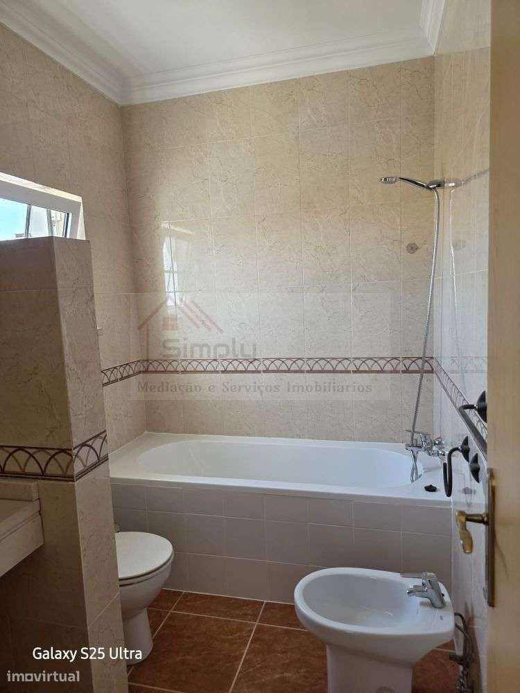 Moradia T4 com piscina e 900 m² de terreno na Quinta da Serralheira,-41