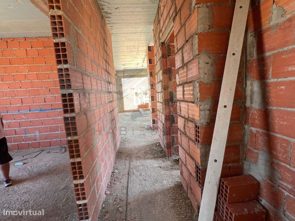 Moradia isolada em construção v3-13