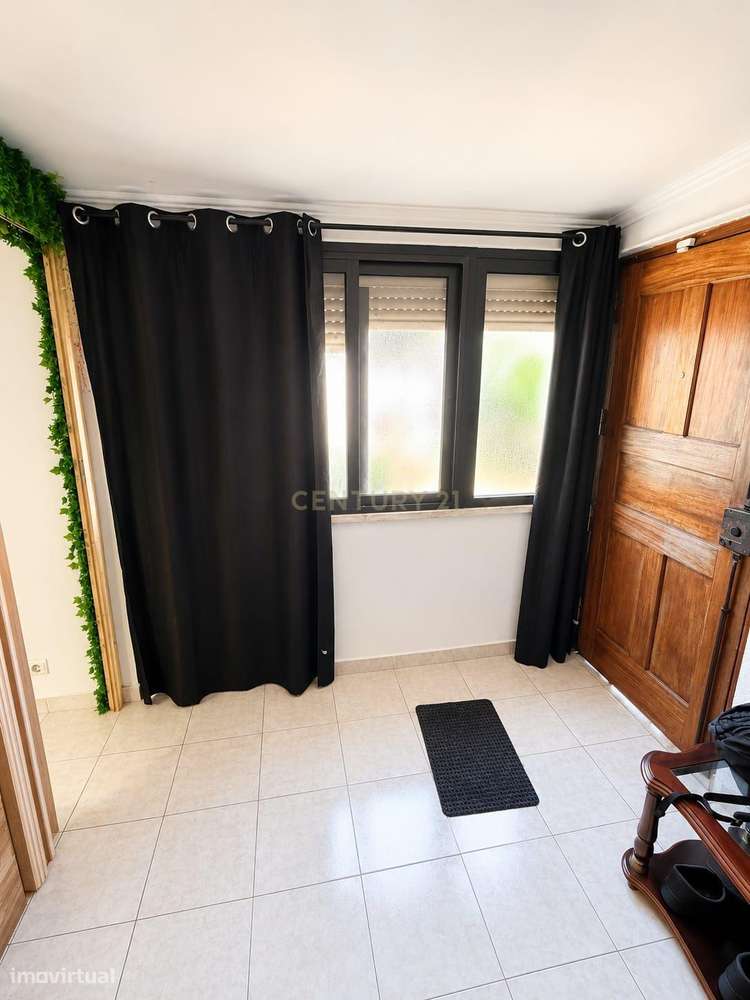 Moradia T4 com Anexo T2 Independente | 400 m² de Construção | Lote de-37