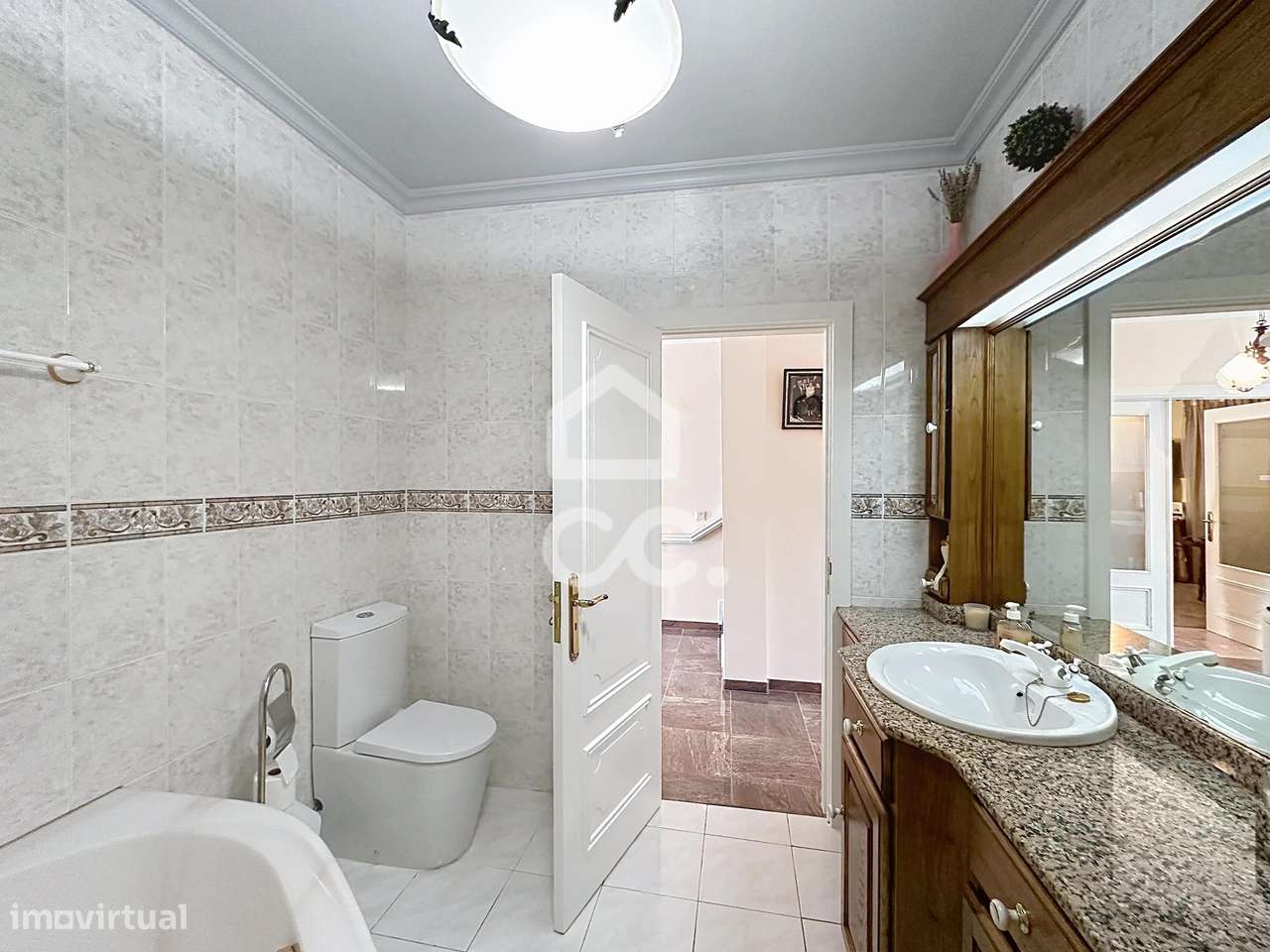 Moradia T4, um dos quartos do rés do chão, com garagem e anexos-3