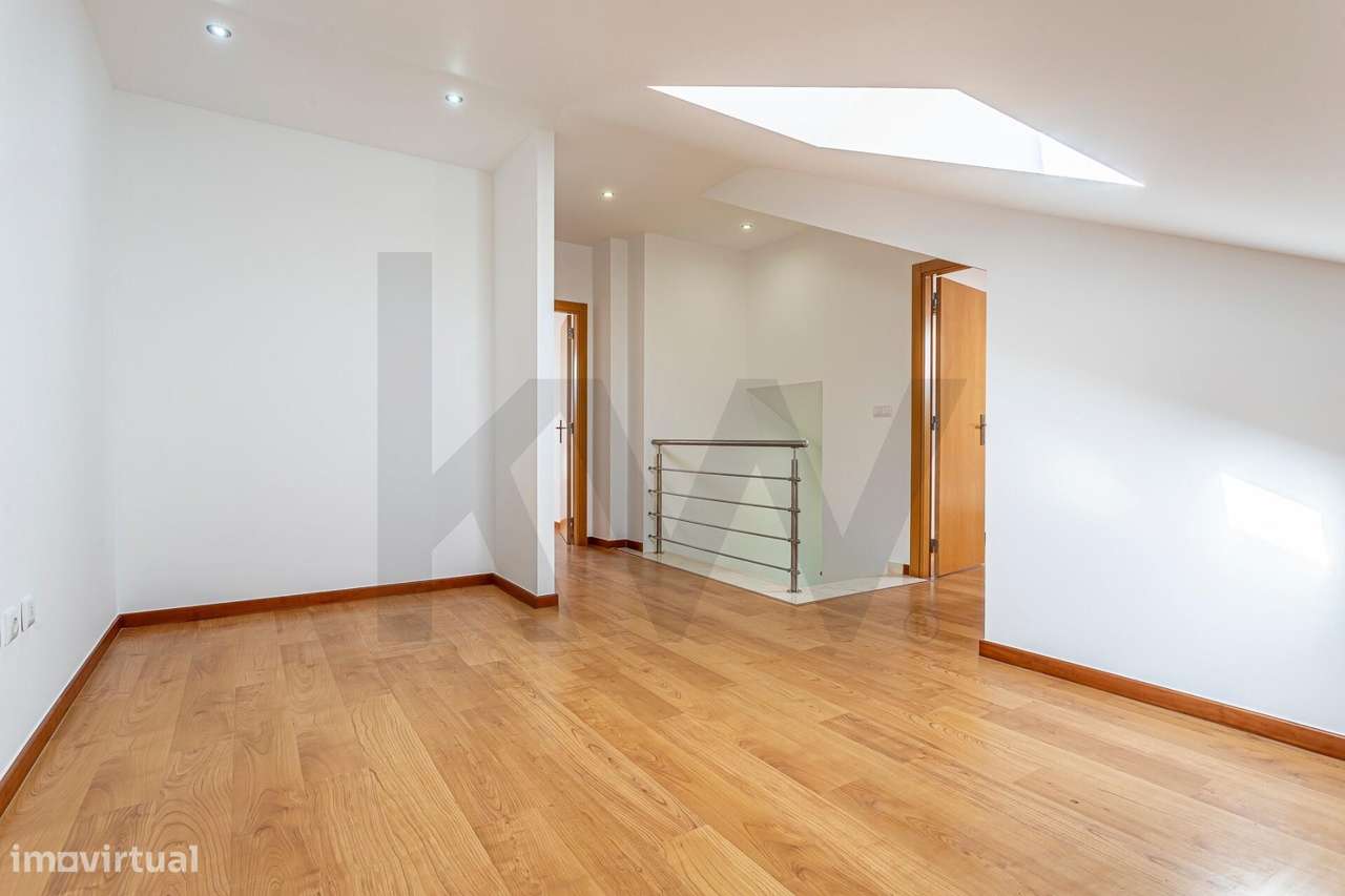 Apartamento T3 Duplex com aproveitamento superior | 5 Quartos | Garage-12