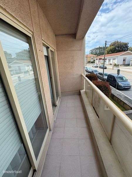 Apartamento T2 Com Area Bruta De 143M