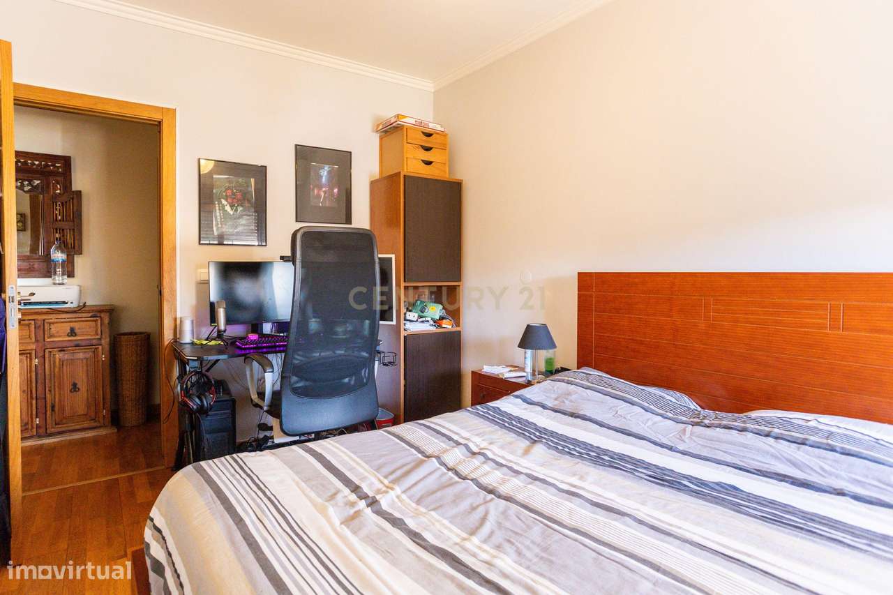 Apartamento T2 na Ribeirada com Garagem e Arrecadação-25