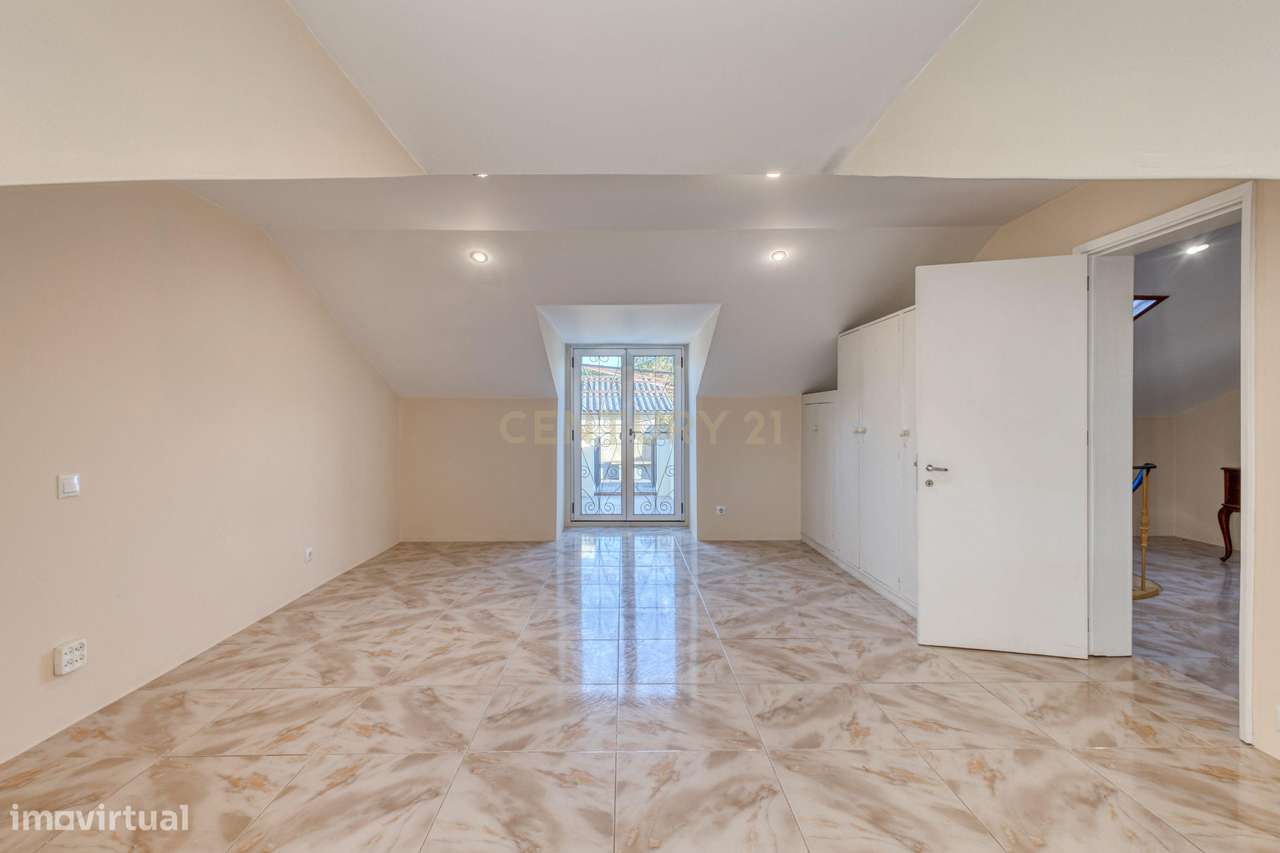 Moradia T3 com 4 frentes e garagem junto a igreja da Santa Rita-25