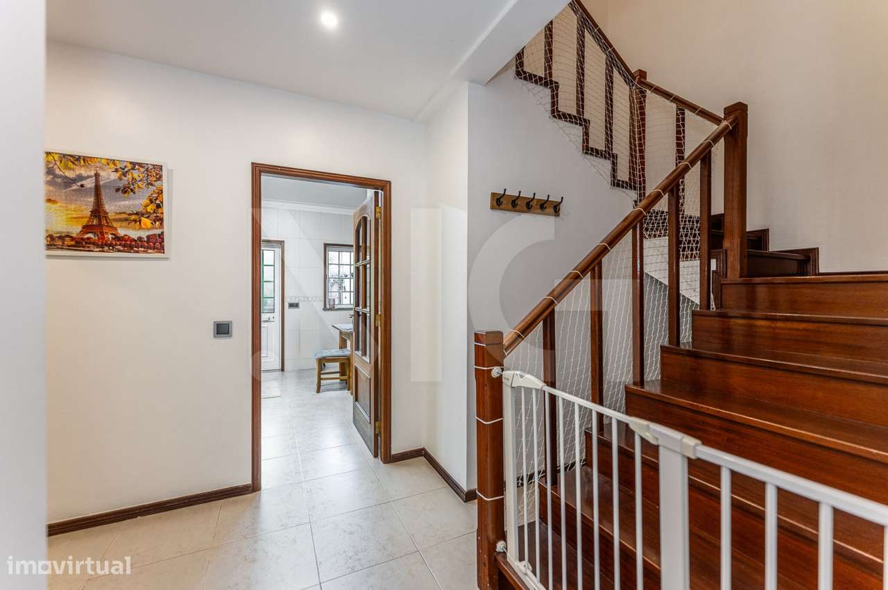 Moradia T4 com pátio, jardim e garagem em Covelas - Trofa-14