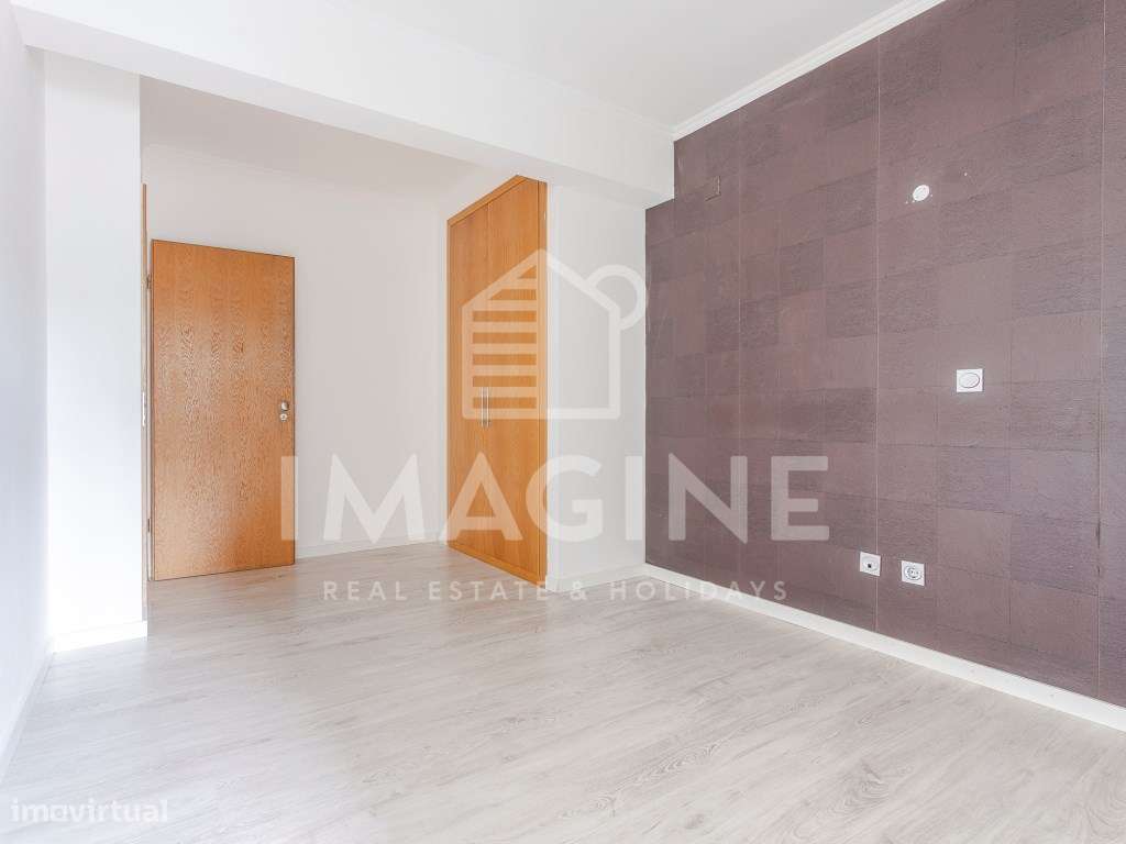 Apartamento T1 com excelentes áreas e parqueamento exterior privado...-6