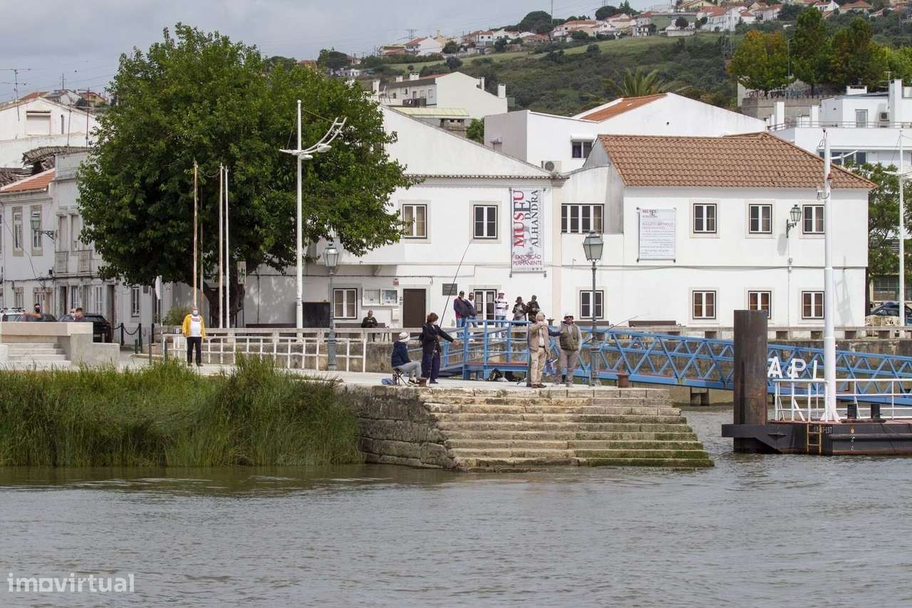 Loja para Arrendamento na Praça Principal de Alhandra | 99m² - Grande imagem: 2/5