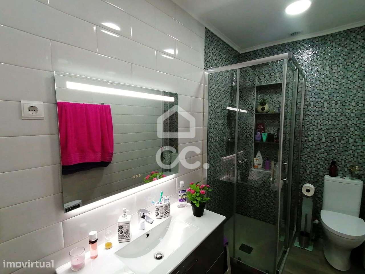 Prédio com Espaço Comercial e Habitação T3+1-10