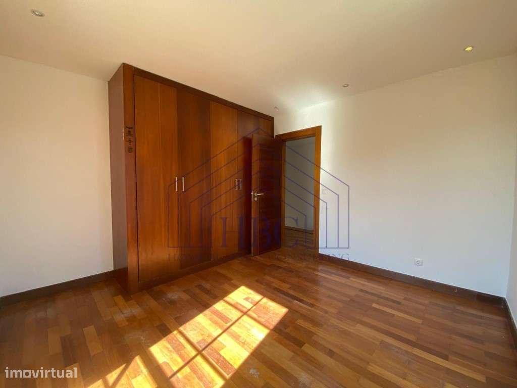 Moradia T4 com Amplo Jardim e Potencial de Remodelação em Alcabidec...-49