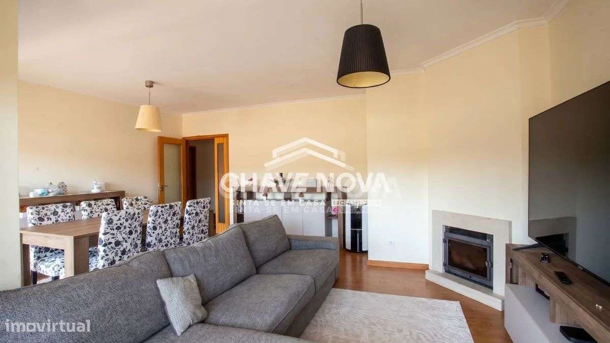Apartamento T2, em Pedroso, com duas varandas, garagem e arrumos-7