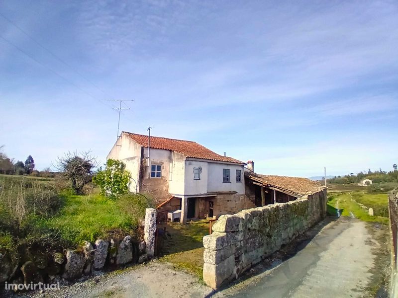 Casa em granito com pátio e jardim nos arredores da aldeia.