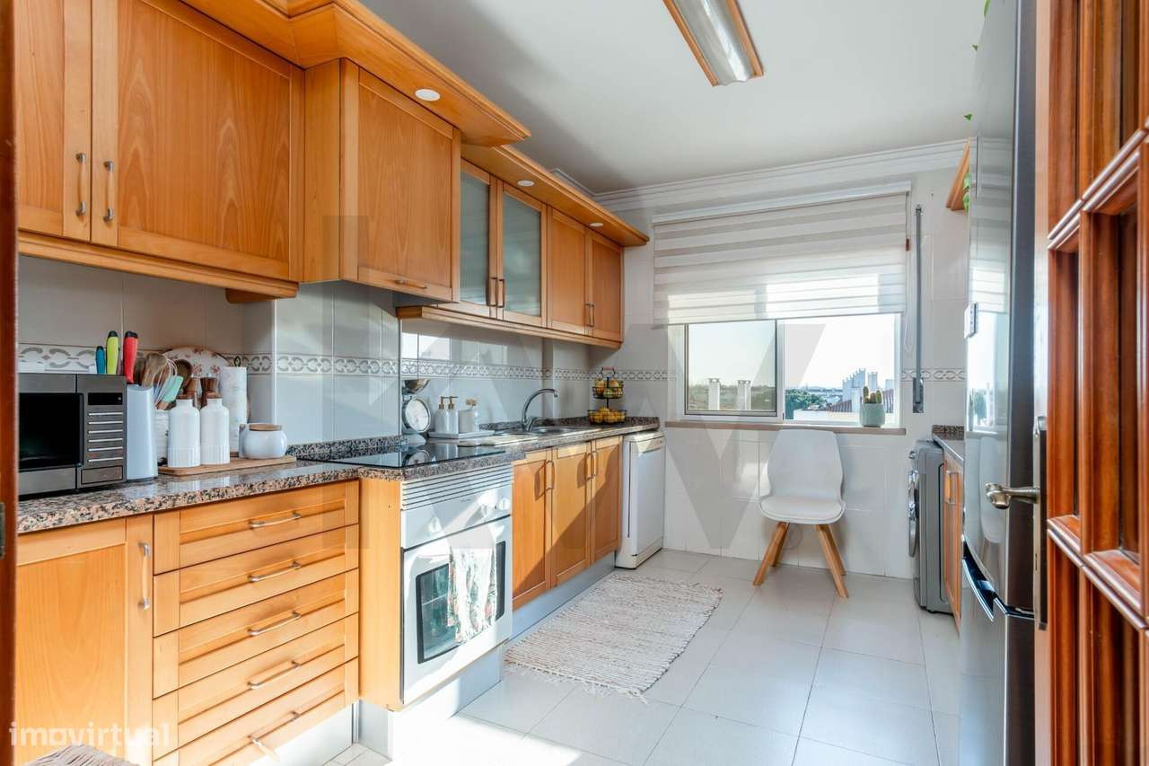 Apartamento T3, com Suíte, Arrecadação e Lugar de Garagem - Palhais, B-13