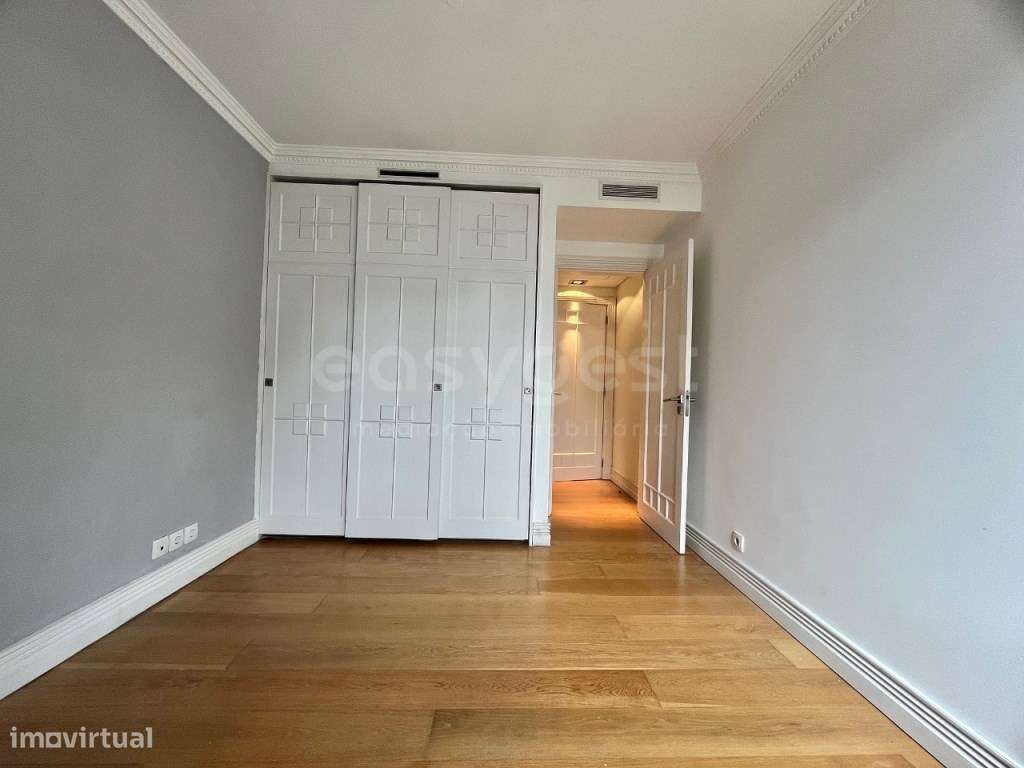 Apartamento T2 com 99,3m2, suítes e garagem em Edifício de Charme, ... - Grande imagem: 4/20