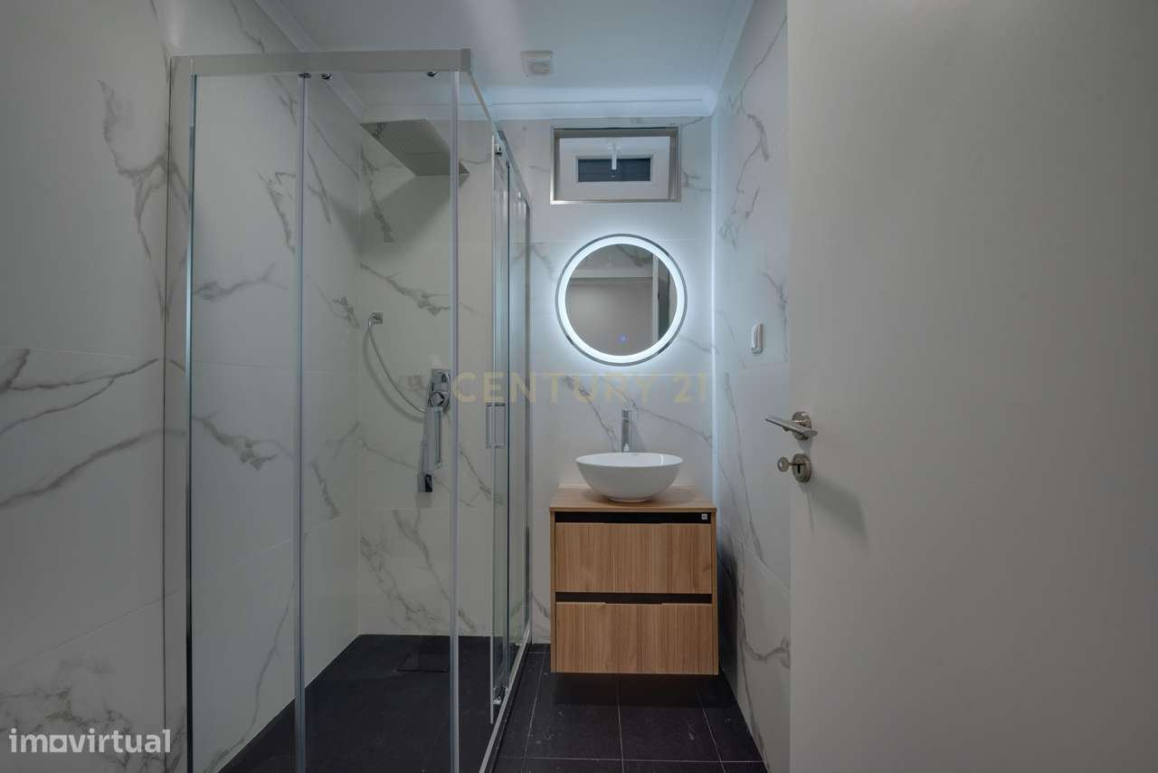 Prédio c/ 2 apartamentos (T1 e T2) com Pátio e Terraço - Centro Histór-57
