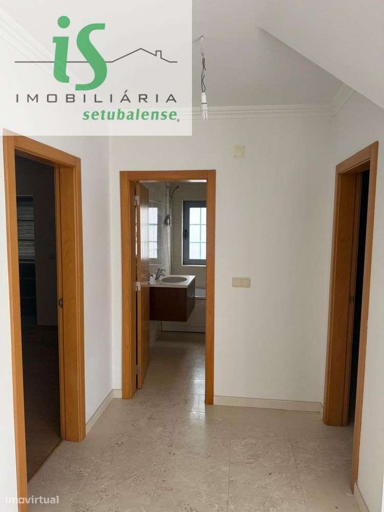 MORADIA T4 NA SOBREDA COM GARAGEM ISOLADA E TERRENO EM GAVETO.-15