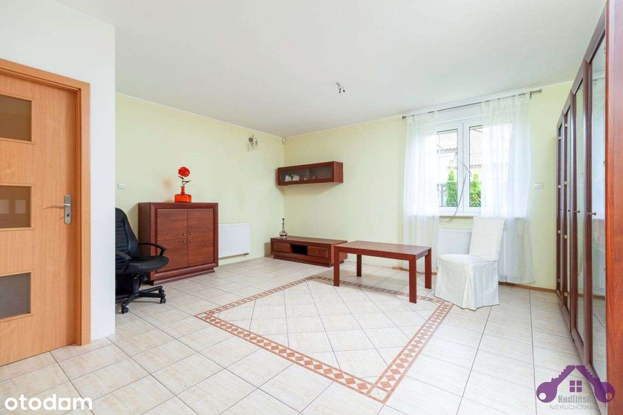 Dom z dużymi sypialniami i pomieszczeniem biurowym-9