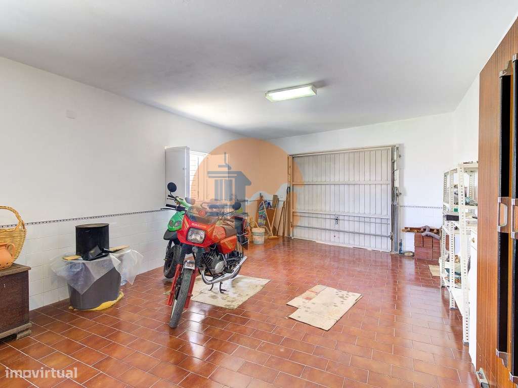 Moradia T3+2 com Jardim, Garagem e Vista Castelo no Centro de Castr...-49