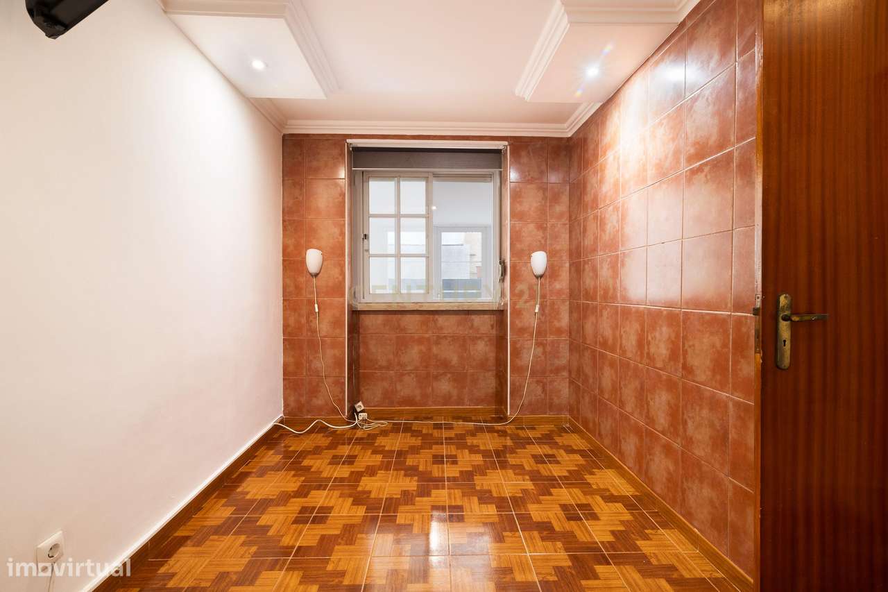 Apartamento T2+1 com Terraço no Centro de Odivelas-16