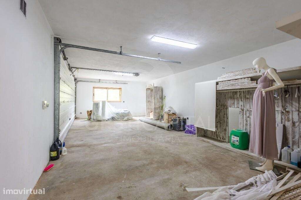 Moradia T4 Térrea de Luxo em Pedra com Terreno, Garagem e Levada Natur-31