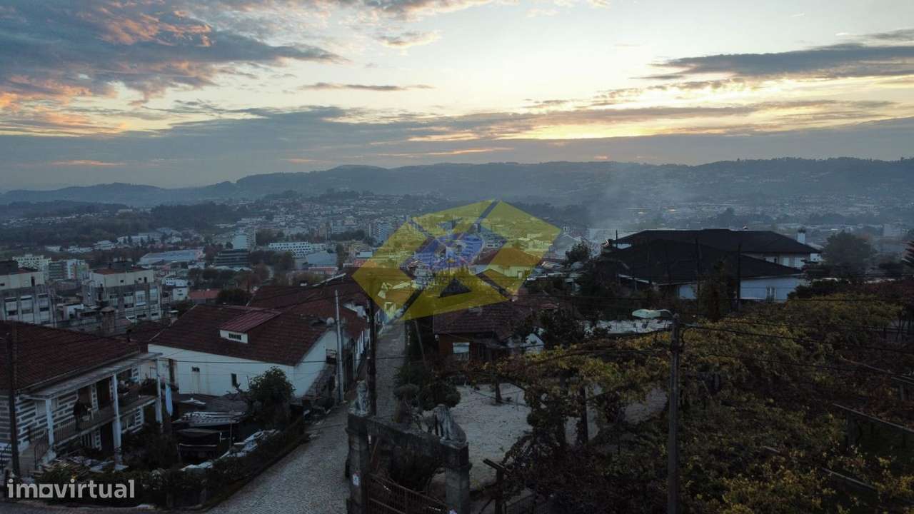 Moradia T4+T1 em Felgueiras (Centro da cidade)-3