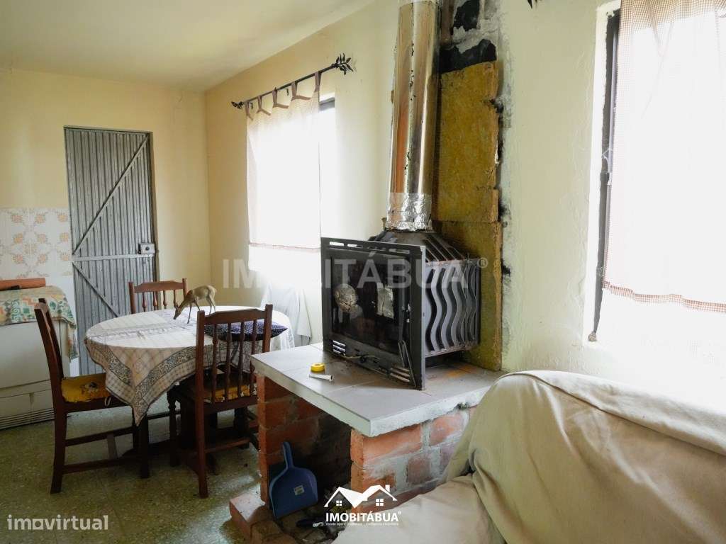 Moradia T2 com terreno, terraço e um anexo.-12