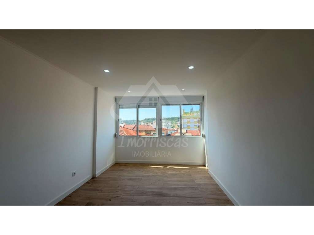 T2+1 Totalmente Remodelado em Odivelas | Pronto a Habitar | Localiz...-11