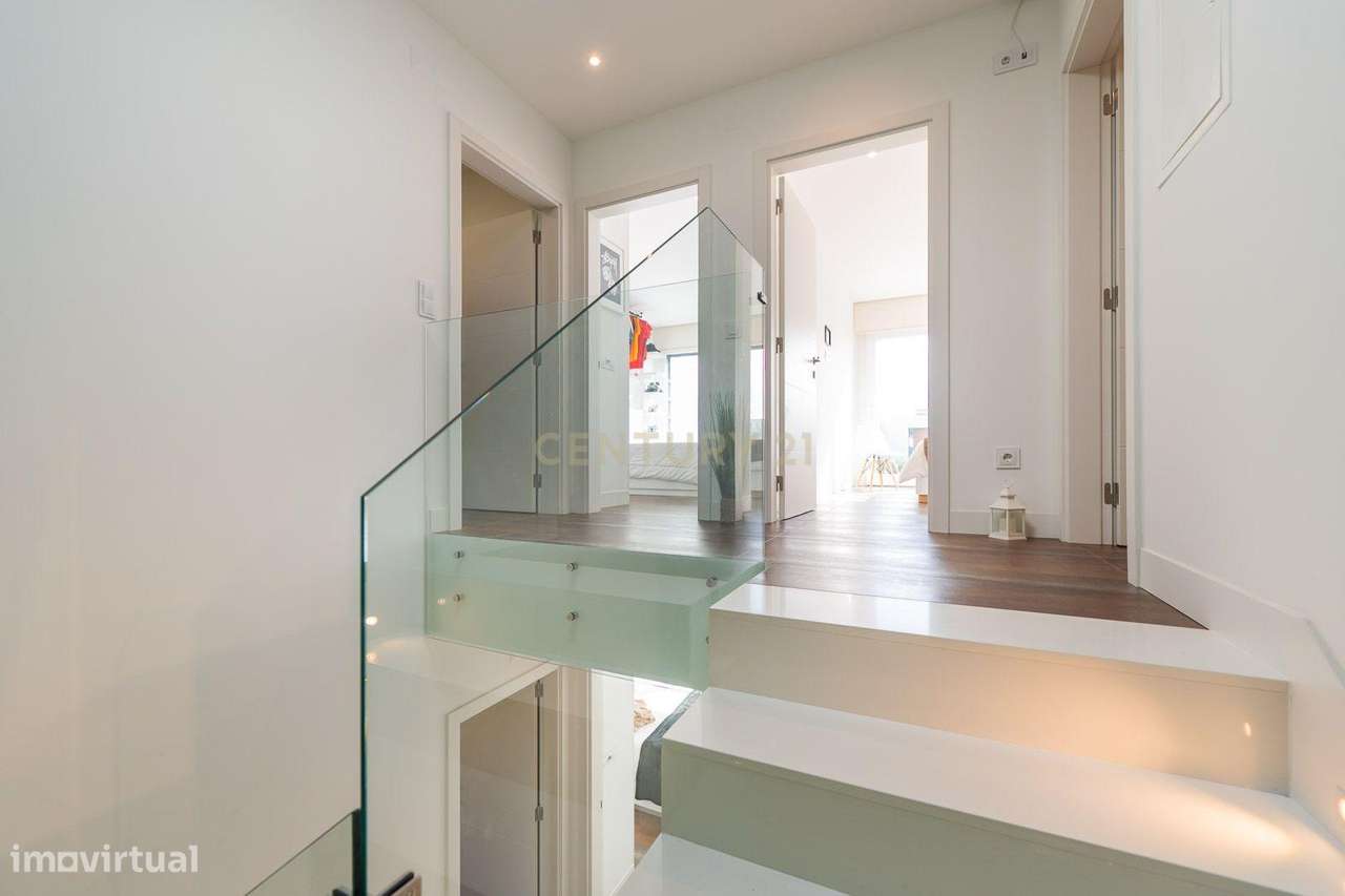 Excelente moradia geminada V4 em Urbanização nova na zona de Albarraqu-32