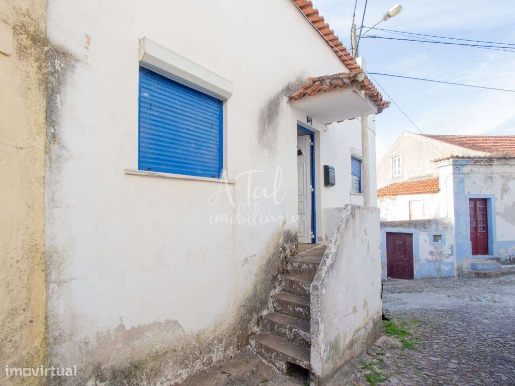 Moradia de traça antiga, composta por 2 pisos e 2 entradas independ... - Grande imagem: 1/41