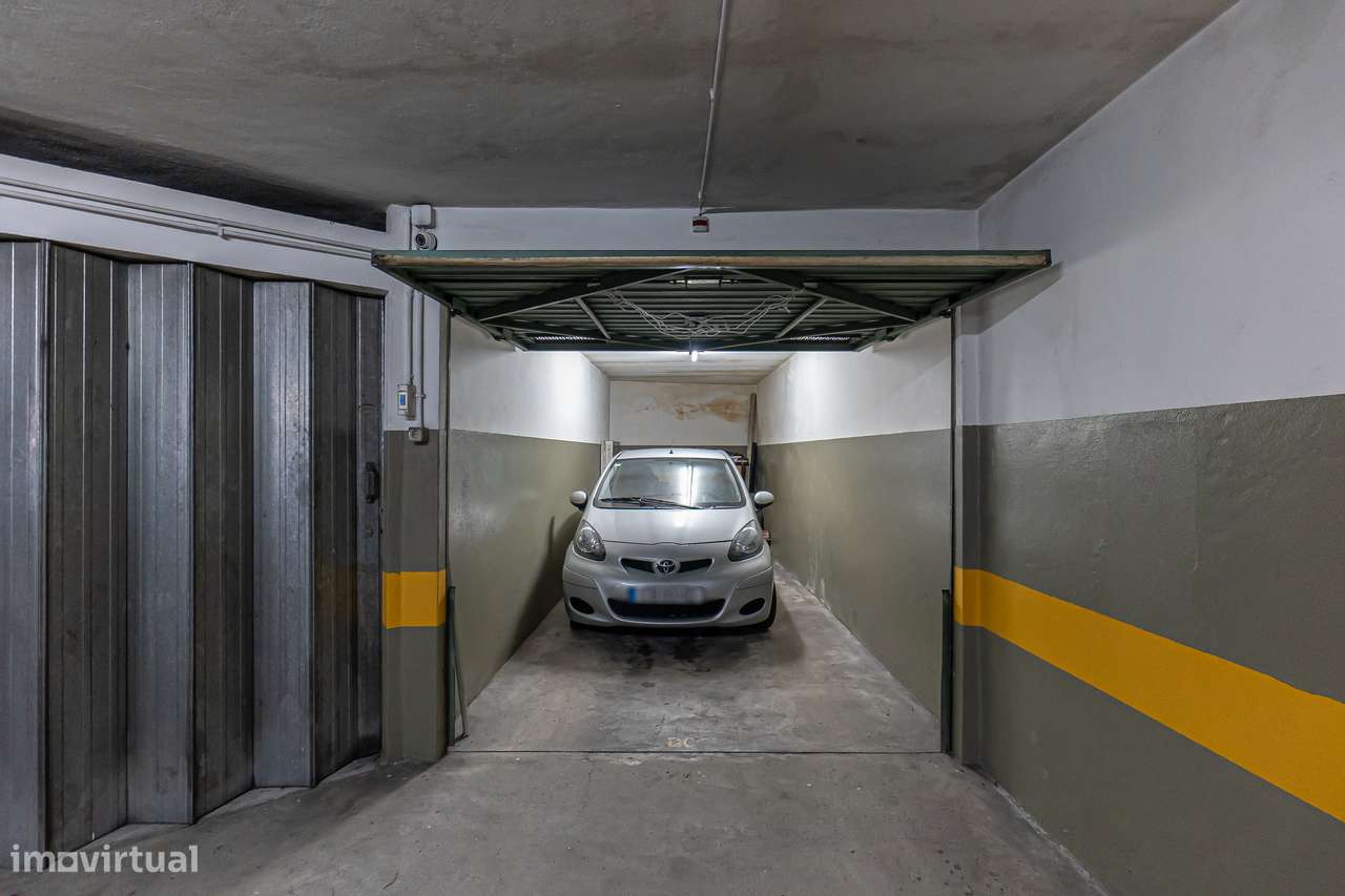 Apartamento T2 com varanda e garagem fechada em Mafamude-26