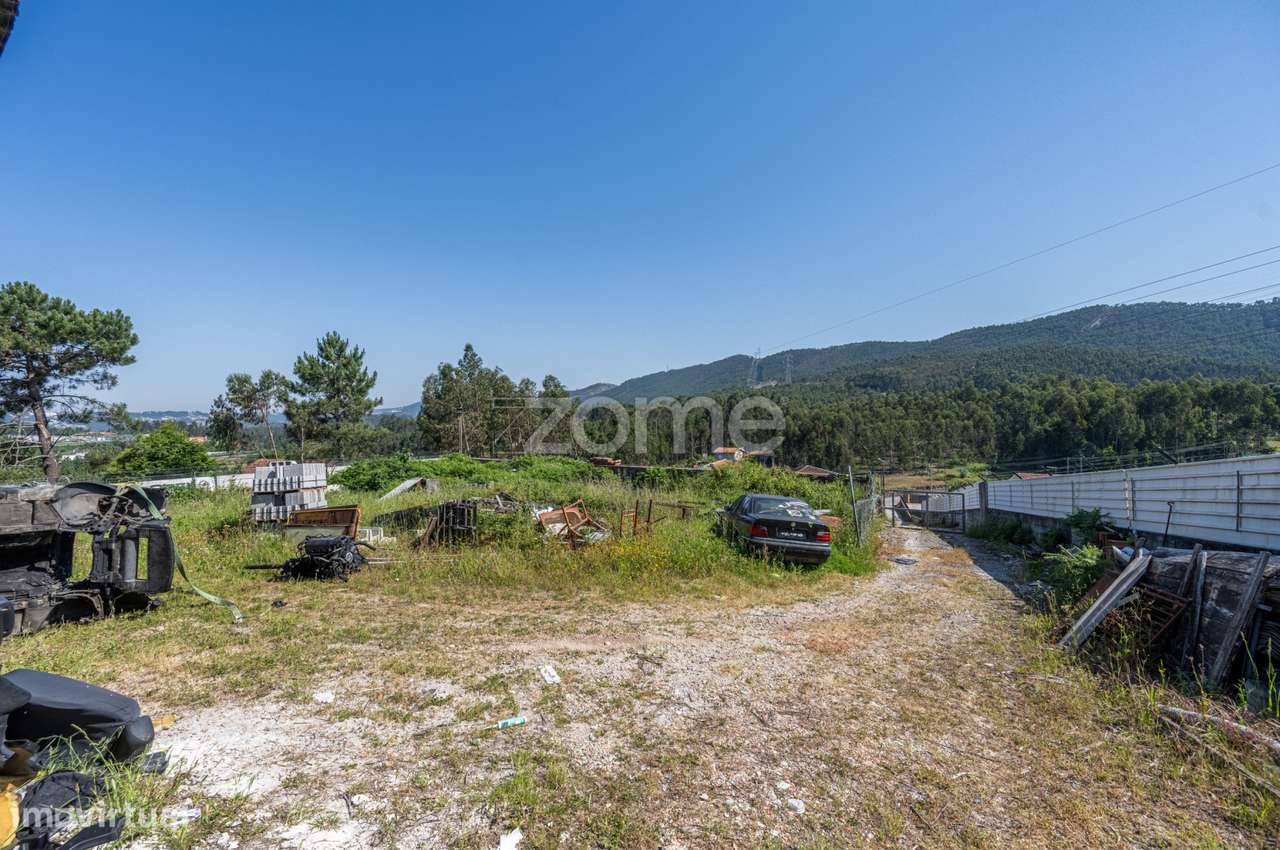 Moradia com 2 Anexos e 2 Terrenos para construção-18