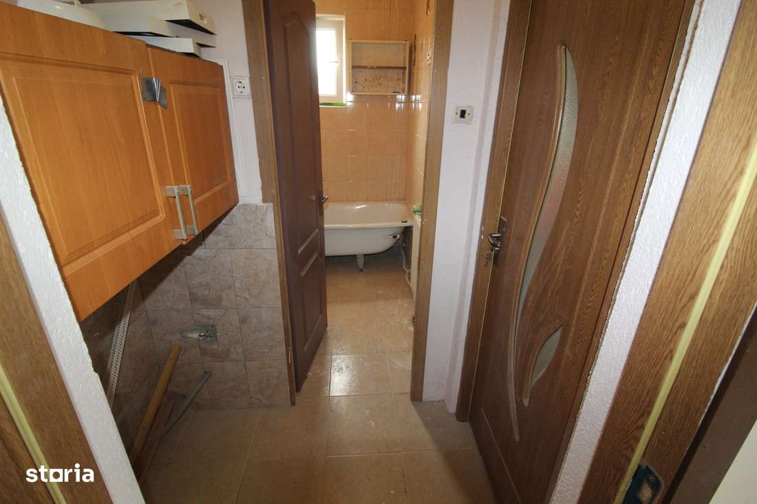 Vând apartament cu 2 camere în Hunedoara, zona Stadion, 38mp, et. 4...-1