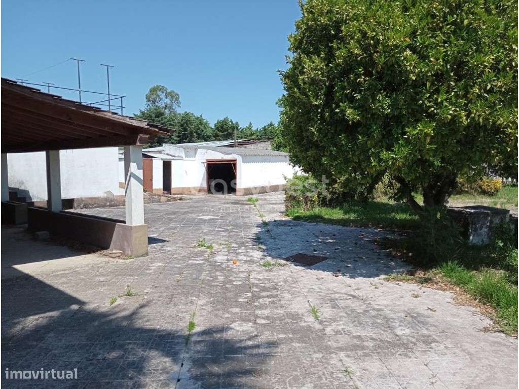 Moradia de dois pisos independentes e terreno c/ 872 m2 em Cernache - Grande imagem: 5/29