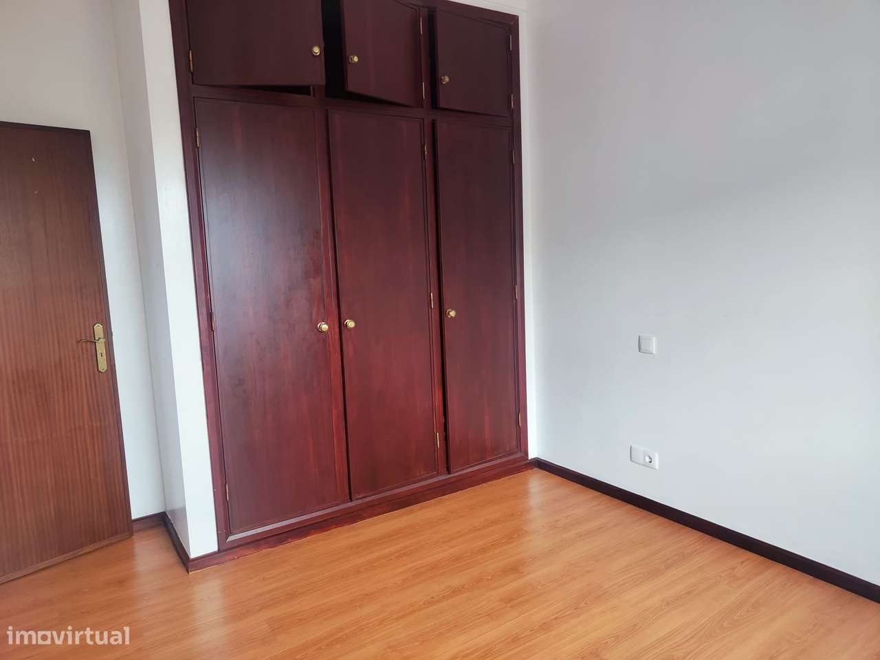 Moradia geminada (ponta), r/c e 1º andar, a 5min. do centro da cidade!-11