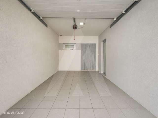 Moradia T4 de arquitetura moderna localizada em Aradas-31