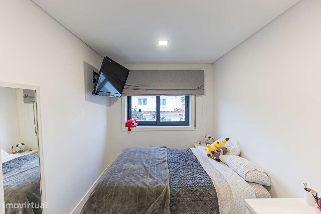 Moradia T4+1 renovada com anexo e jardim em Canidelo-14