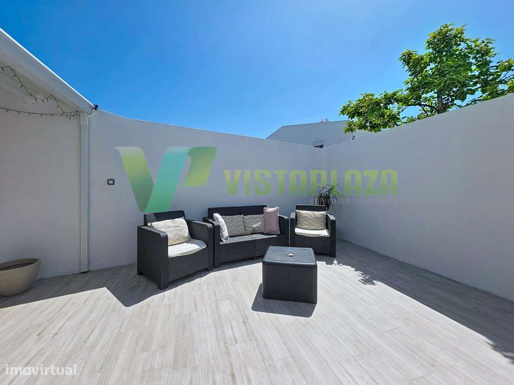 Moradia T2 Renovada em Portimão com Terraço e Espaço Exterior-11