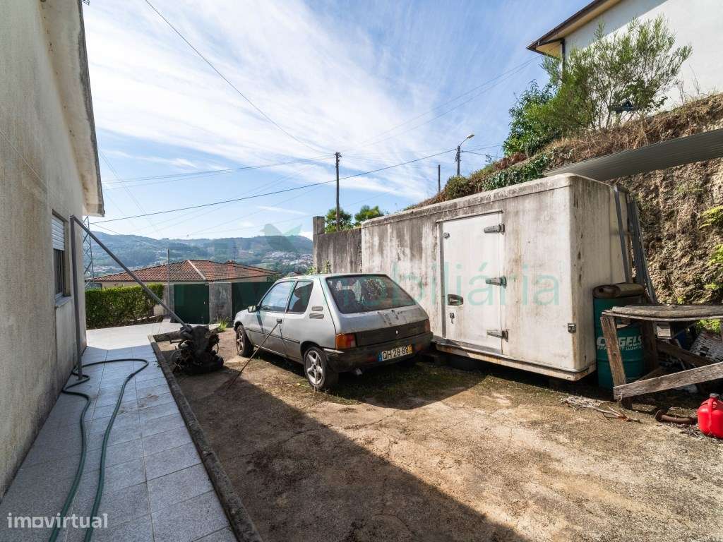 MORADIA TÉRREA COM GRANDE POTENCIAL | GARAGEM E JARDIM-22