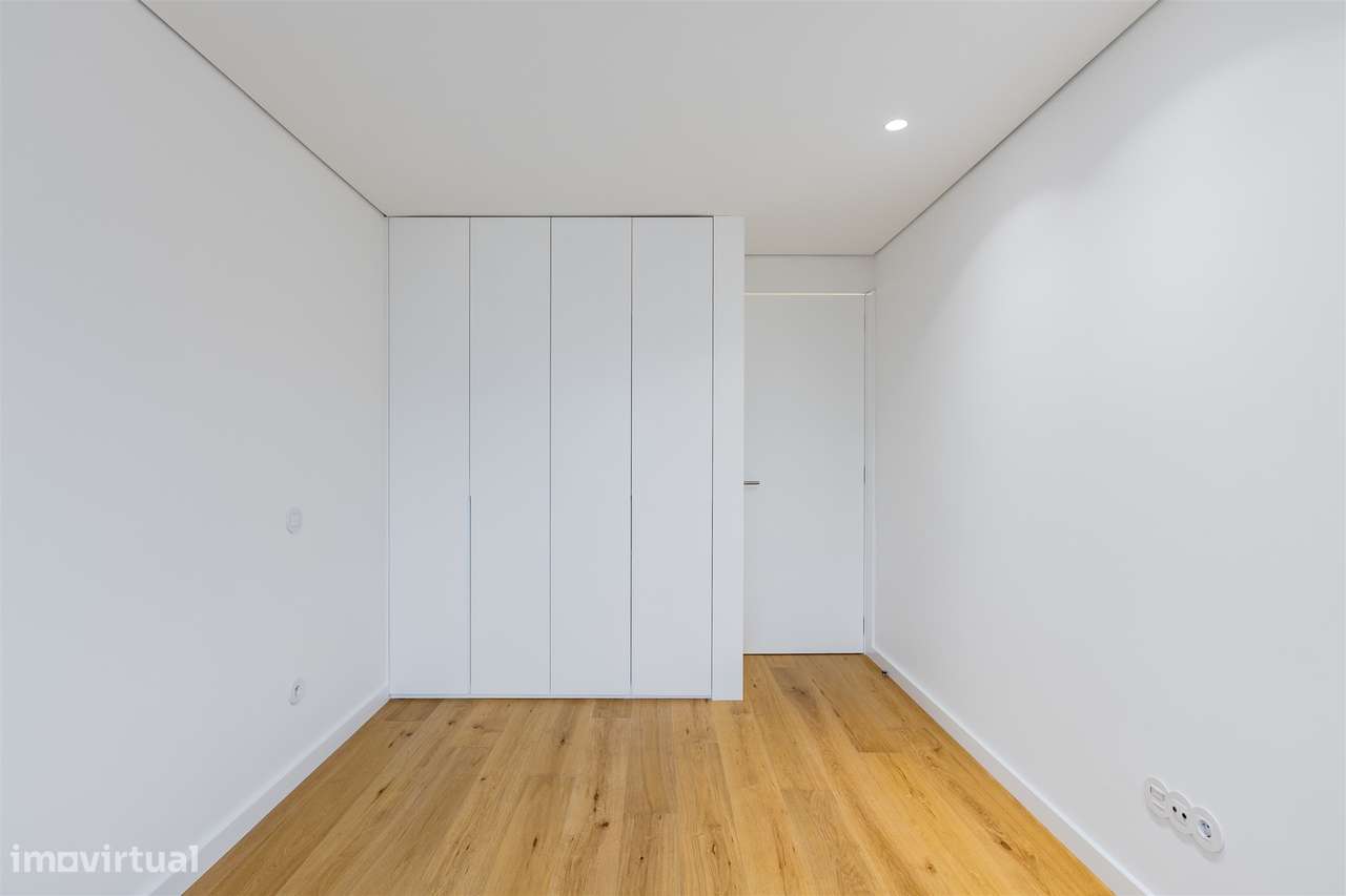 Apartamento T3 Renovado com Varandas na Avenida da Boavista-26