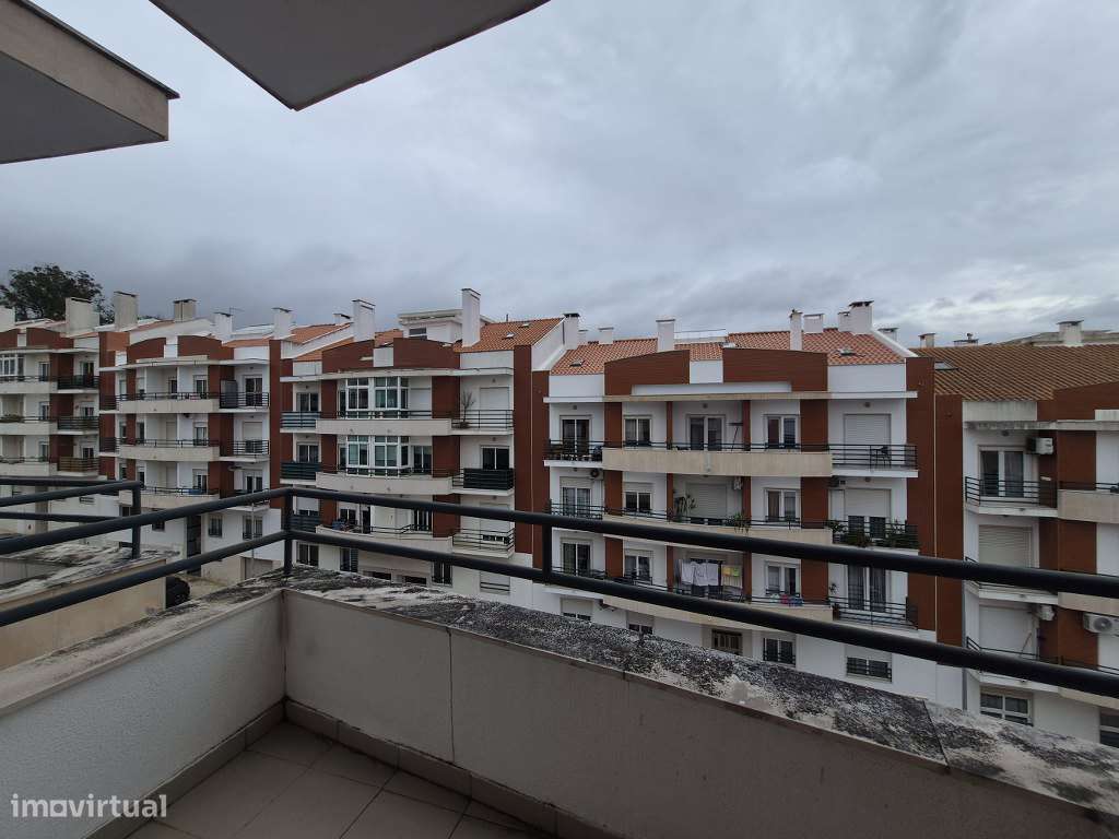 T2 com arrecadação e elevador Feijó, Almada-6