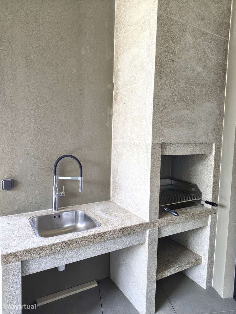 Moradia T4 com piscina e jardim em Canidelo-54