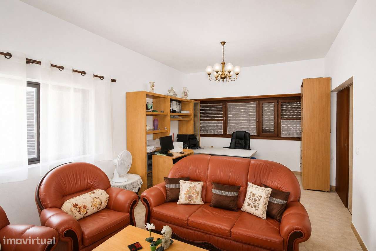 Moradia de Prestígio com T1 Independente, Terraço Panorâmico e Exce...-7