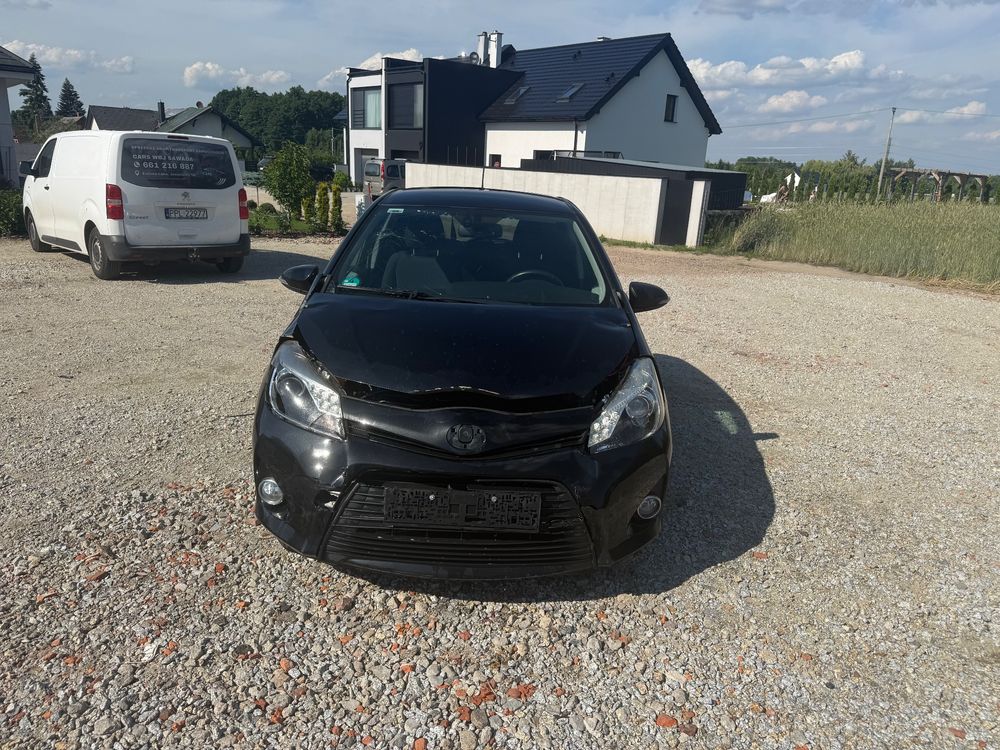 Toyota Yaris III Hybrid 100 Sol 2014