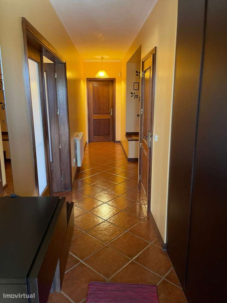 Moradia de 4 frentes com painéis solares, T4, piscina, cave e jardim-8