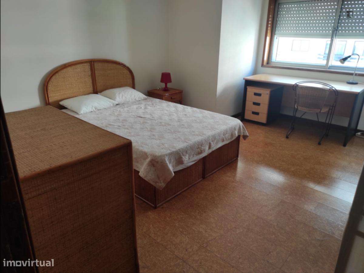 Quarto - localizado em Santa Marinha Porto - Grande imagem: 3/8
