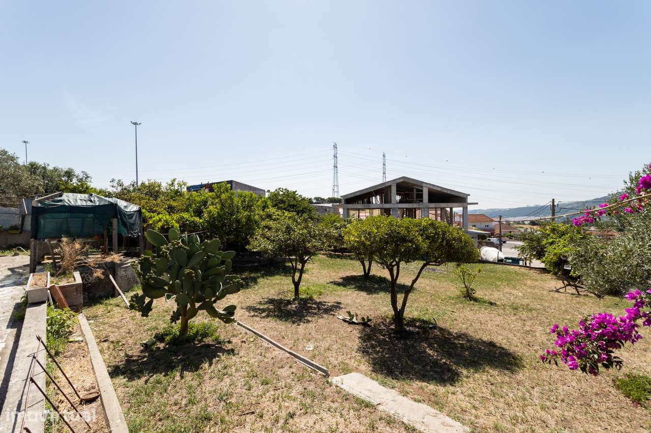 Moradia T3 Isolada, com garagem de 157 m2 térrea em lote de 1.331 m2 c-15
