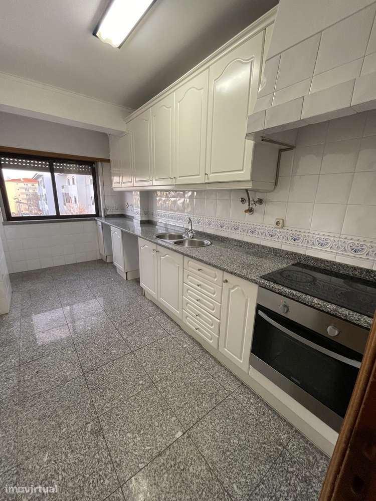 T2 com Varandas, Elevador e Arrecadação – Excelente Localização - Grande imagem: 4/12